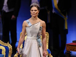 Pesona Calon Ratu Swedia Pakai Baju Bekas Ibunya 30 Tahun Lalu di Acara Nobel