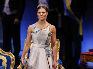 Pesona Calon Ratu Swedia Pakai Baju Bekas Ibunya 30 Tahun Lalu di Acara Nobel