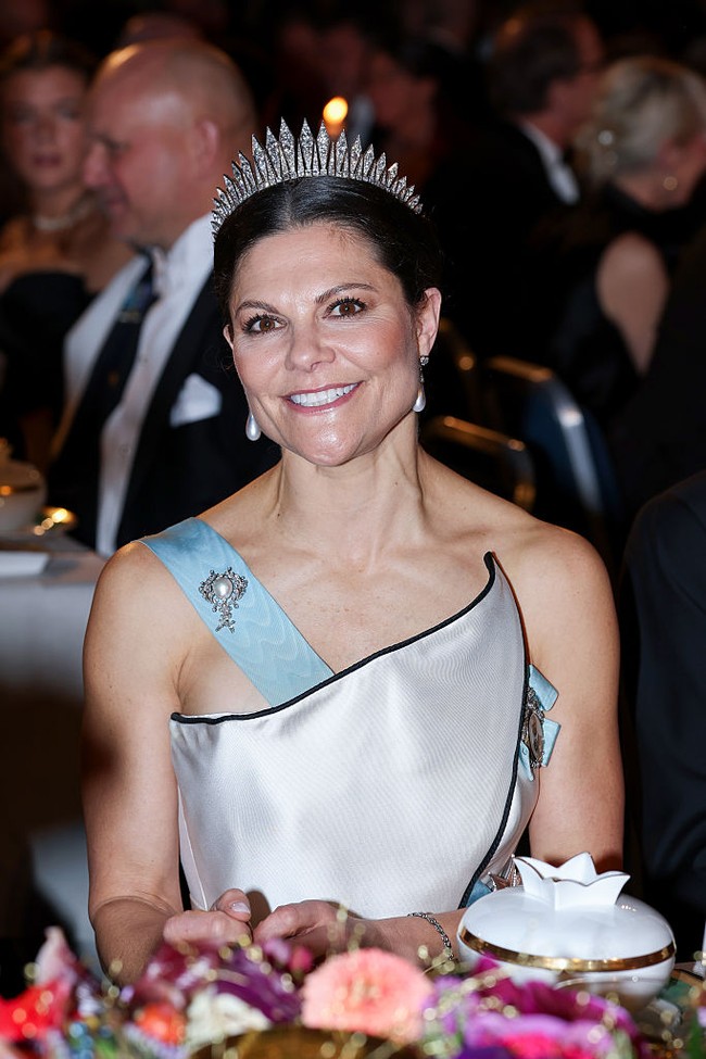 Penampilan Victoria semakin berkelas dengan Baden Fringe Tiara, mahkota ikonik abad ke-19 yang menjadi salah satu perhiasan paling dikenal di Swedia. Ia memadukannya dengan anting dan gelang mutiara.  Foto: Getty Images/Pascal Le Segretain