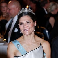 Penampilan Victoria semakin berkelas dengan Baden Fringe Tiara, mahkota ikonik abad ke-19 yang menjadi salah satu perhiasan paling dikenal di Swedia. Ia memadukannya dengan anting dan gelang mutiara.  Foto: Getty Images/Pascal Le Segretain