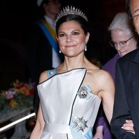 Wanita 48 tahun itu tampak anggun berbalut baju yang usianya sudah tiga dekadi tersebut rancangan  Jacques Zehnder. Gaun tersebut bukan sekadar busana lama, melainkan karya couture bernilai sejarah.  Foto: Getty Images/Pascal Le Segretain