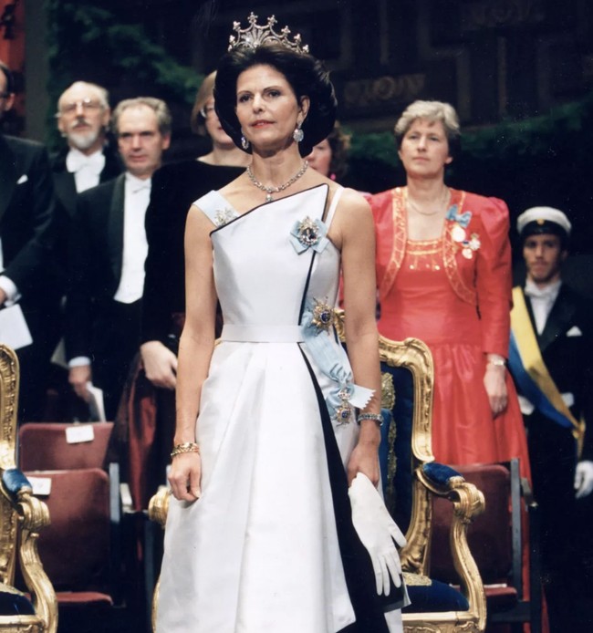 Penampilan itu langsung membawa kita kembali ke tahun 1994, ketika Ratu Silvia mengenakan gaun tersebuy pada jamuan makan malam Nobel tahun 1994. Busana tersebut adalah gaun malam zibeline, kain khusus Prancis mirip faille yang sudah tidak diproduksi lagi. Foto: dok. Ist