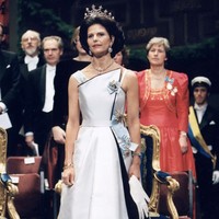 Penampilan itu langsung membawa kita kembali ke tahun 1994, ketika Ratu Silvia mengenakan gaun tersebuy pada jamuan makan malam Nobel tahun 1994. Busana tersebut adalah gaun malam zibeline, kain khusus Prancis mirip faille yang sudah tidak diproduksi lagi. Foto: dok. Ist