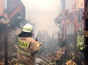 Total 350 Kios Hangus Terbakar di Pasar Induk Kramat Jati, Kerugian Rp 10 M