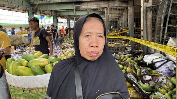 Ratusan kios di Pasar Induk Kramat Jati, Jakarta Timur kebakaran. Ratusan kios di Pasar Induk Kramat Jati, Jakarta Timur kebakaran, Senin (15/12/2025) pagi. Pedagang, Par (60) hanya bisa pasrah, uang jutaan di kios hangus terbakar.