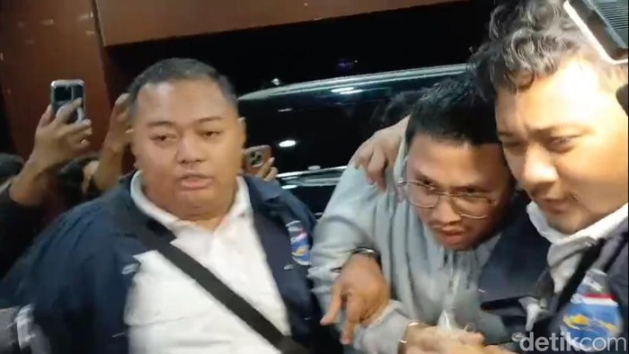 Penampakan Resbob di Mapolda Jabar, Tertunduk Lesu-Tangan Diborgol