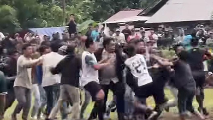 Turnamen Sepakbola di Sinjai Ricuh, Suporter Keroyok Wasit di Lapangan