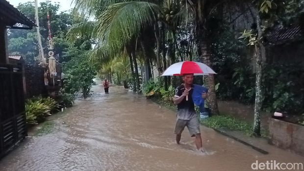 Ruas Jalan Denpasar-Gilimanuk tepatnya di Kecamatan Negara, Kabupaten Jembrana, Bali yang tergenang banjir, Senin (15/12/2025). (I Putu Adi Budiastrawan/detikBali). Ruas Jalan Denpasar-Gilimanuk tepatnya di Kecamatan Negara, Kabupaten Jembrana, Bali yang tergenang banjir, Senin (15/12/2025). (I Putu Adi Budiastrawan/detikBali).