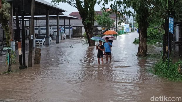 Ruas Jalan Denpasar-Gilimanuk tepatnya di Kecamatan Negara, Kabupaten Jembrana, Bali yang tergenang banjir, Senin (15/12/2025). (I Putu Adi Budiastrawan/detikBali). Ruas Jalan Denpasar-Gilimanuk tepatnya di Kecamatan Negara, Kabupaten Jembrana, Bali yang tergenang banjir, Senin (15/12/2025). (I Putu Adi Budiastrawan/detikBali).