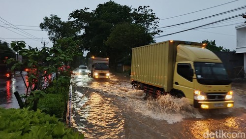 Ruas Jalan Denpasar-Gilimanuk tepatnya di Kecamatan Negara, Kabupaten Jembrana, Bali yang tergenang banjir, Senin (15/12/2025). (I Putu Adi Budiastrawan/detikBali).