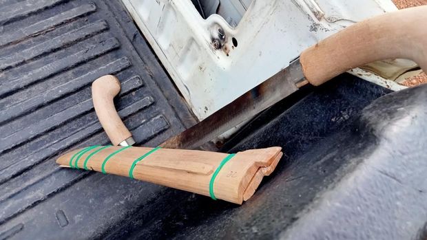 Sajam yang digunakan WN China dalam penyerangan di Ketapang Sajam yang digunakan WN China dalam penyerangan di Ketapang.