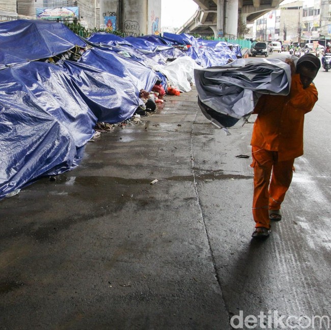 Sampah di Ciputat Menggunung, Ditutup Terpal Sementara
