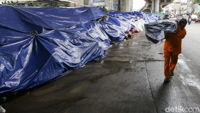 PSI Kritik Sampah di Tangsel Cuma Ditutup Terpal: Tak Selesaikan Masalah