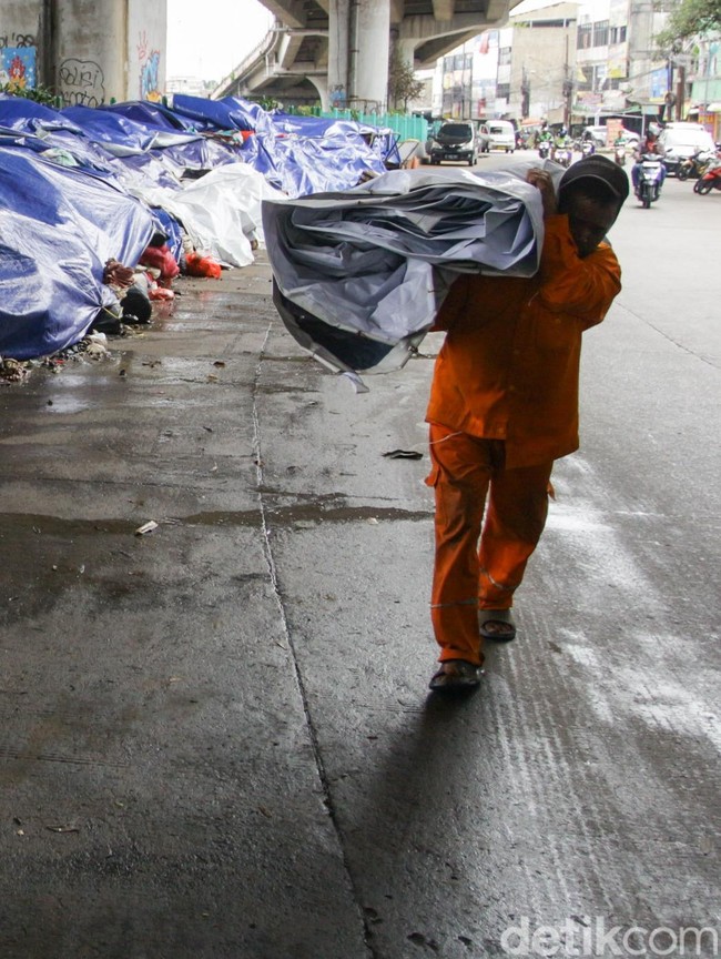 Sampah di Ciputat Menggunung, Ditutup Terpal Sementara