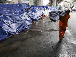 PSI Kritik Sampah di Tangsel Cuma Ditutup Terpal: Tak Selesaikan Masalah
