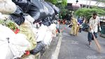 Sampah di Ciputat Menggunung, Ditutup Terpal Sementara