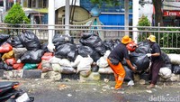 Tumpukan sampah juga masih terlihat berserakan di sepanjang sisi Jalan Ciputat.  