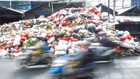Selama lebih dari sepekan, ruas Jalan Ciputat dipenuhi tumpukan sampah akibat penutupan Tempat Pembuangan Akhir (TPA) Cipeucang. 