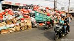 Sampah Menumpuk Setinggi 2 Meter di Jalan Raya Jombang