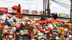 Sampah Menumpuk Setinggi 2 Meter di Jalan Raya Jombang