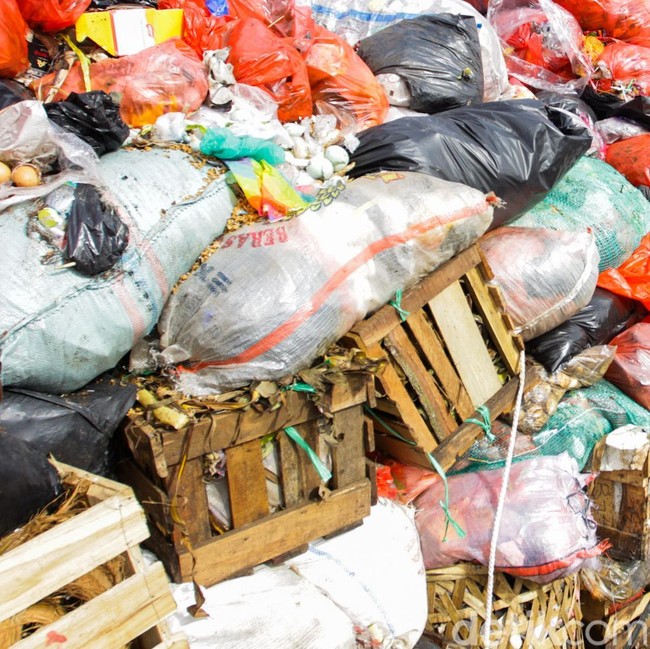 Sampah Menumpuk Setinggi 2 Meter di Jalan Raya Jombang