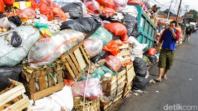 Sampah Menumpuk Setinggi 2 Meter di Jalan Raya Jombang