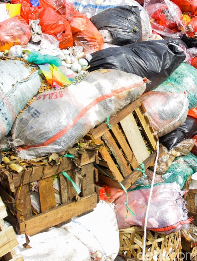 Sampah Menumpuk Setinggi 2 Meter di Jalan Raya Jombang