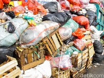 Sampah Menumpuk Setinggi 2 Meter di Jalan Raya Jombang