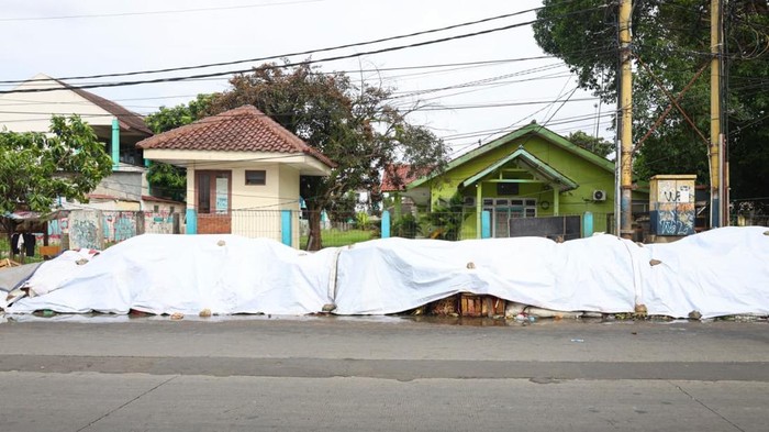 Walkot Tangsel Minta Maaf, Tumpukan Sampah Ditutup Terpal Cuma Sementara