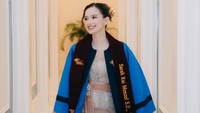 Sarah Menzel kembali menyandang gelar sarjana, kali ini jurusan ekonomi. Ia baru saja diwisuda sebagai lulusan Universitas Binus Jakarta. (Foto: dok Instagram ssarah_menzel)