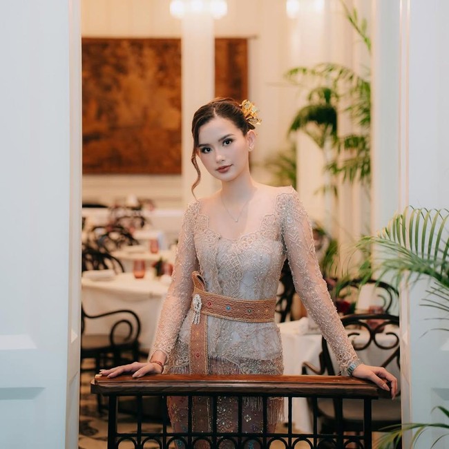 Pesona Sarah Menzel, Calon Mantu Ashanty-KD Bergelar Sarjana Ekonomi-Seni