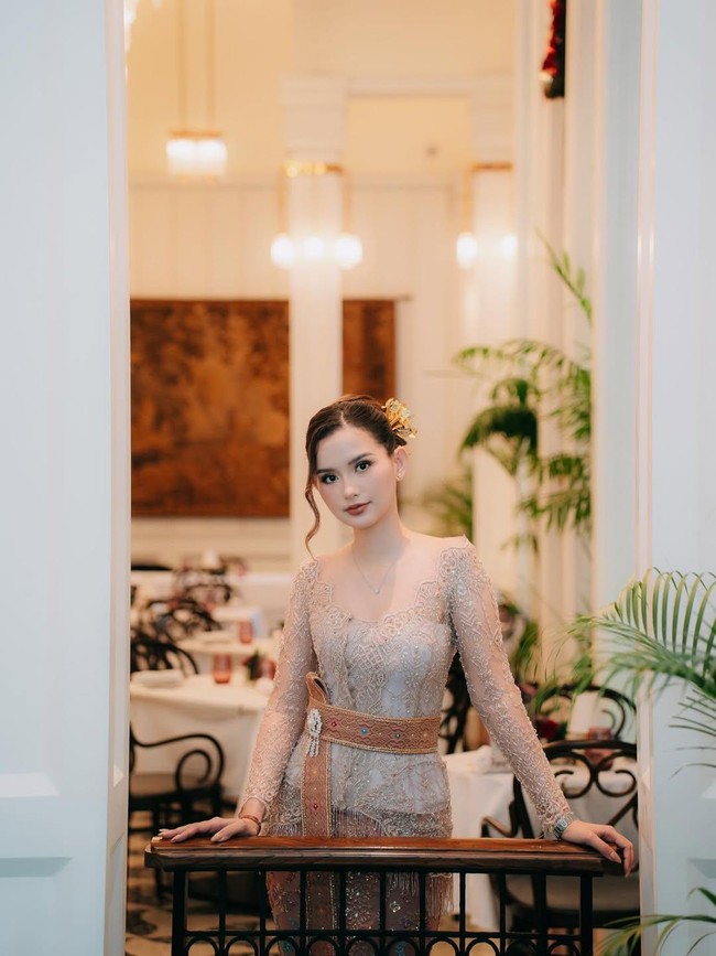 Pesona Sarah Menzel, Calon Mantu Ashanty-KD Bergelar Sarjana Ekonomi-Seni