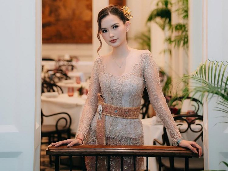 Pesona Sarah Menzel, Calon Mantu Ashanty-KD Bergelar Sarjana Ekonomi-Seni