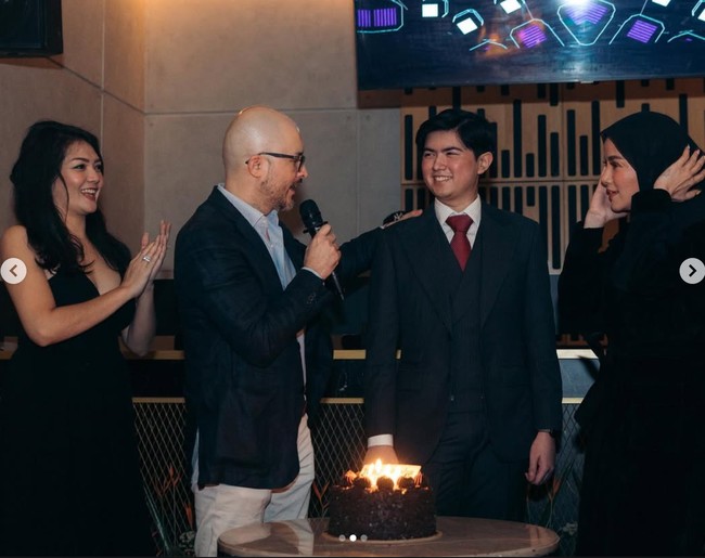 Sean Mikael Alexander diketahui merupakan putra sulung Olla Ramlan dan mantan suaminya, Alex Tian. Paras tampannya kerap curi atensi dan bikin terpana. Foto: Instagram/@seanmikaelalexander