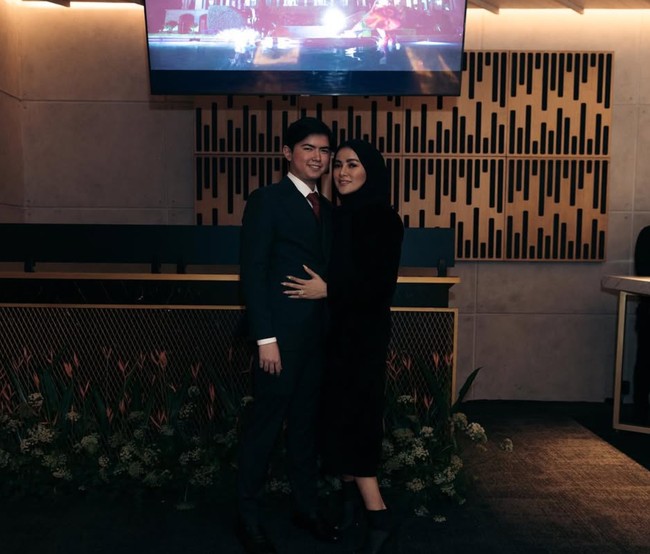 Berparas blasteran, Sean memiliki darah keturunan Belanda dan Tionghoa dari orangtuanya. Banyak yang menyebut Sean memiliki kemiripan dengan aktor Hollywood, Tom Cruise. Foto: Instagram/@seanmikaelalexander