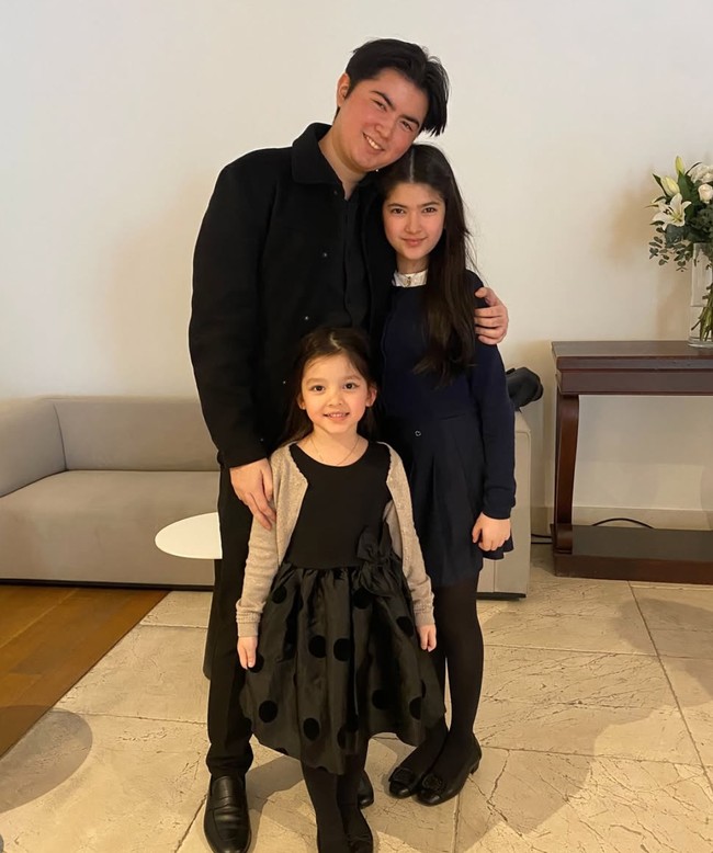 Dari sang papa yang sudah menikah lagi, Sean memiliki 2 adik perempuan cantik yang wajahnya tak kalah bikin terpana.  Foto: Instagram/@seanmikaelalexander