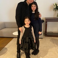 Dari sang papa yang sudah menikah lagi, Sean memiliki 2 adik perempuan cantik yang wajahnya tak kalah bikin terpana.  Foto: Instagram/@seanmikaelalexander