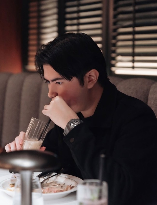 Punya paras ganteng, penampilan Sean selalu dibanjiri pujian. Tak sedikit yang ikut terpukau melihat wajah tampannya. Foto: Instagram/@seanmikaelalexander