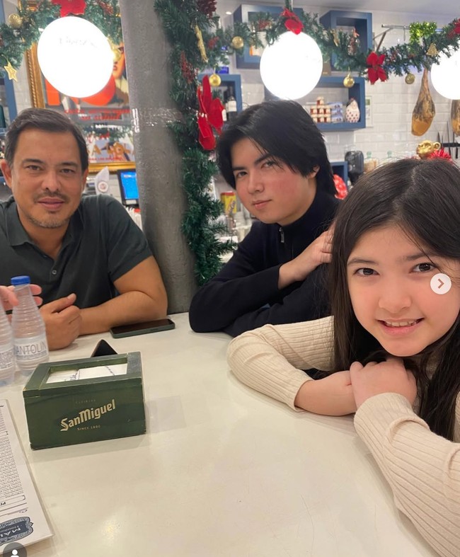 Tak hanya dekat dengan Olla, Sean juga terlihat dekat dengan keluarga ayahnya. Meski kedua orangtuanya sudah berpisah, namun Sean tetap menjaga hubungan baik dengan keluarga ibu dan ayahnya. Foto: Instagram/@seanmikaelalexander