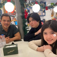 Tak hanya dekat dengan Olla, Sean juga terlihat dekat dengan keluarga ayahnya. Meski kedua orangtuanya sudah berpisah, namun Sean tetap menjaga hubungan baik dengan keluarga ibu dan ayahnya. Foto: Instagram/@seanmikaelalexander