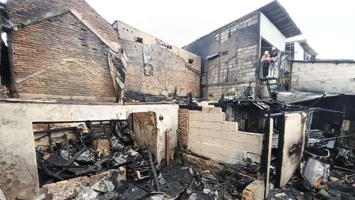 Teganya Pria Curi TV Korban Kebakaran di Jakbar