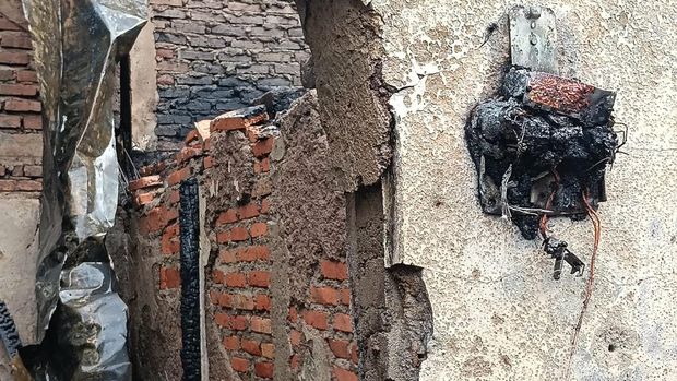 Sejumlah rumah di Grogol, Jakarta Barat (Jakbar) dilanda kebakaran. Nyala api yang besar sempat membuat perjalanan KRL lintas Tangerang dihentikan sementara. (dok Damkar Jakbar)