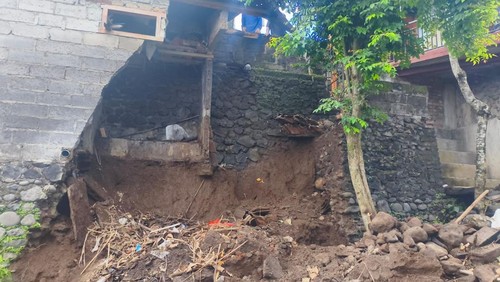 Senderan rumah di Banjar Dinas Sabi, Desa Suwug, Kecamatan Sawan, Buleleng, jebol akibat hujan deras, Minggu (14/12/2025). (Dok. BPBD Buleleng)