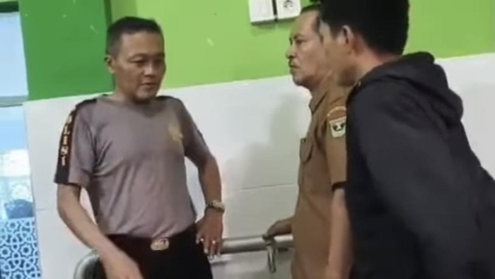 Warga Padang Gerebek Oknum Guru Berduaan dengan Pemuda di Toilet Masjid