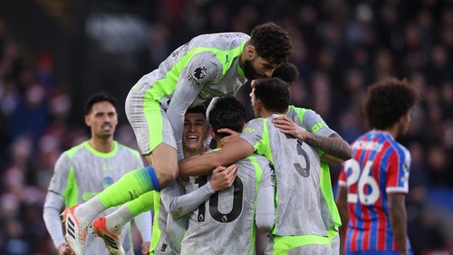 Soccer Football - Premier League - Crystal Palace v Manchester City - Selhurst Park, London, Britain - December 14, 2025 Manchester Citys Phil Foden celebrates scoring their second goal with teammates REUTERS/David Klein EDITORIAL USE ONLY. NO USE WITH UNAUTHORIZED AUDIO, VIDEO, DATA, FIXTURE LISTS, CLUB/LEAGUE LOGOS OR LIVE SERVICES. ONLINE IN-MATCH USE LIMITED TO 120 IMAGES, NO VIDEO EMULATION. NO USE IN BETTING, GAMES OR SINGLE CLUB/LEAGUE/PLAYER PUBLICATIONS. PLEASE CONTACT YOUR ACCOUNT REPRESENTATIVE FOR FURTHER DETAILS..