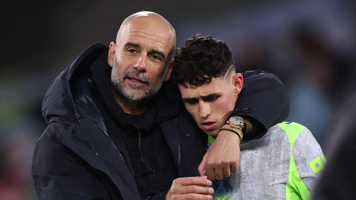 Foden (kanan) saat masih dilatih Guardiola musim lalu. Foto: REUTERS/David Klein