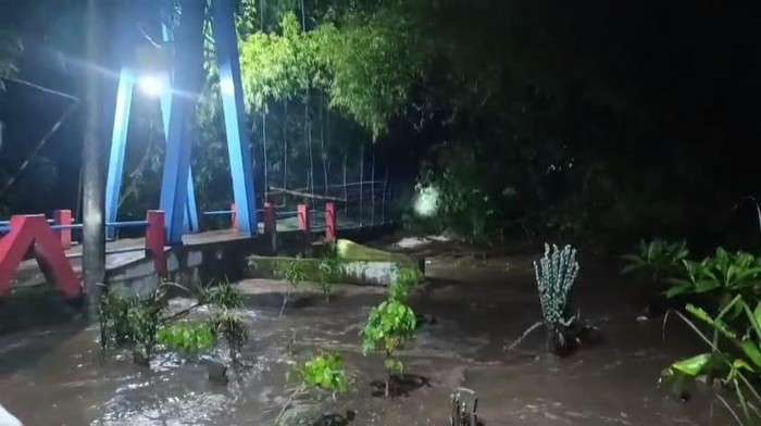 Hujan Deras, Sungai-sungai di Jember Meluap Banjiri Rumah Warga