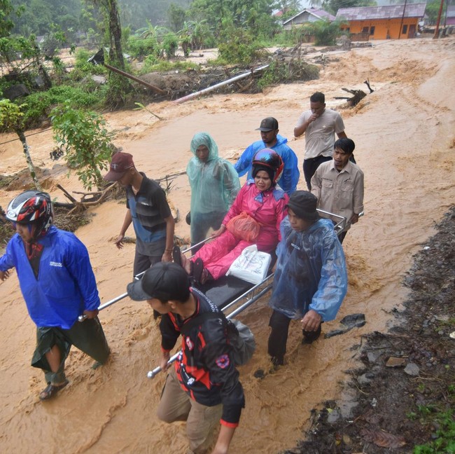 Sungai di Padang Meluap, Petugas Evakuasi Warga