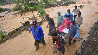 Sungai di Padang Meluap, Petugas Evakuasi Warga