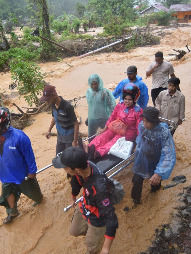 Sungai di Padang Meluap, Petugas Evakuasi Warga